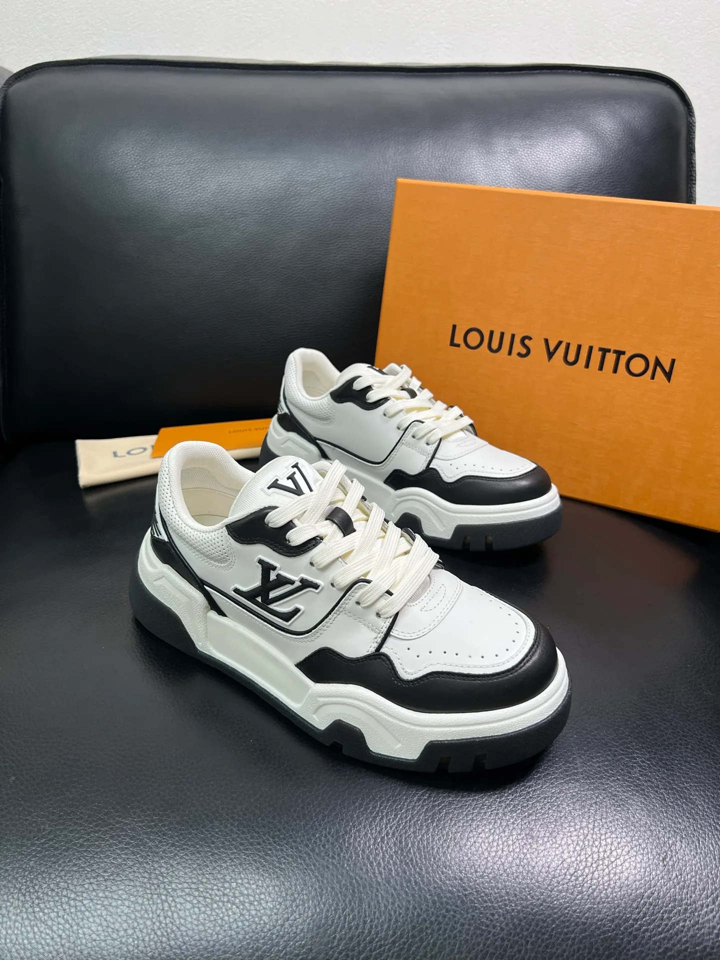Men's shoes 💰900 Lv top purchase Louis Vuitton, counter synchronization, uppers imported from Italy cowhide, imported mesh padding soft and comfortable, soles: original soles specially provided by the original factory, T men's shoes 💰U exclusive movable molded soles super comfortable, original factory and single goods, high quality, welcome to compare, code number 38-44 (customized 45) 85883